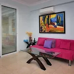 Medea - 3-br Private Retreat With Pool & Terrace بيت للعطل *