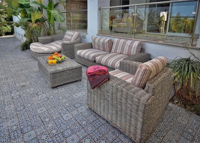 Medea - 3-br Private Retreat With Pool & Terrace *